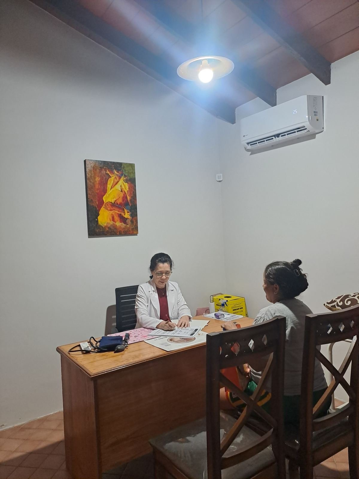 La Dra. Norma Martínez atiende a una paciente en la Fundación